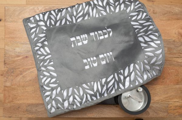 כיסוי פלטה קטיפתי עם חיתוכי לייזר